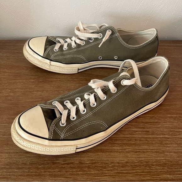 Chuck Taylor Converse - Picture 1 of 3